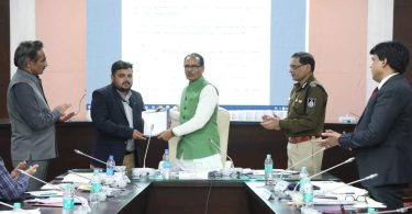 Chief Minister gave 'real hero' honor to Awaaz district coordinator Shivam Tiwari