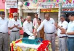 Neem tree's 29th birthday celebrated by cutting cake in the capital Bhopali