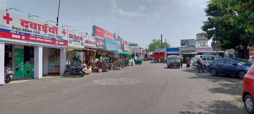 Stopped using single use plastic, handcart shopkeepers kept two dustbins with them