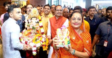 Chief Minister immersed Ganesh idol at Prempura Ghat