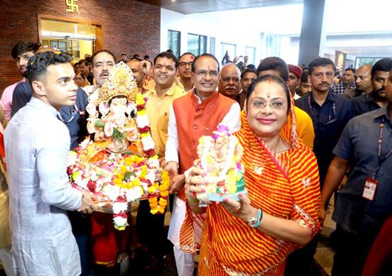 Chief Minister immersed Ganesh idol at Prempura Ghat