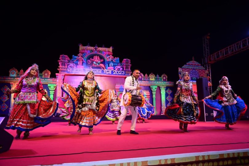 Rajasthani artists created a stir with Chari, Ghoomar and Kalbelia dance.